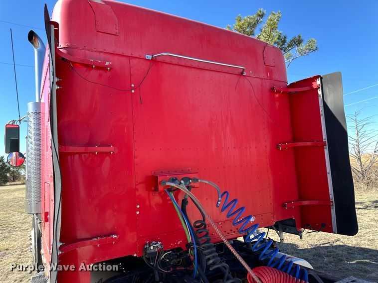 image for item OI9339 2003 Freightliner FLD semi truck