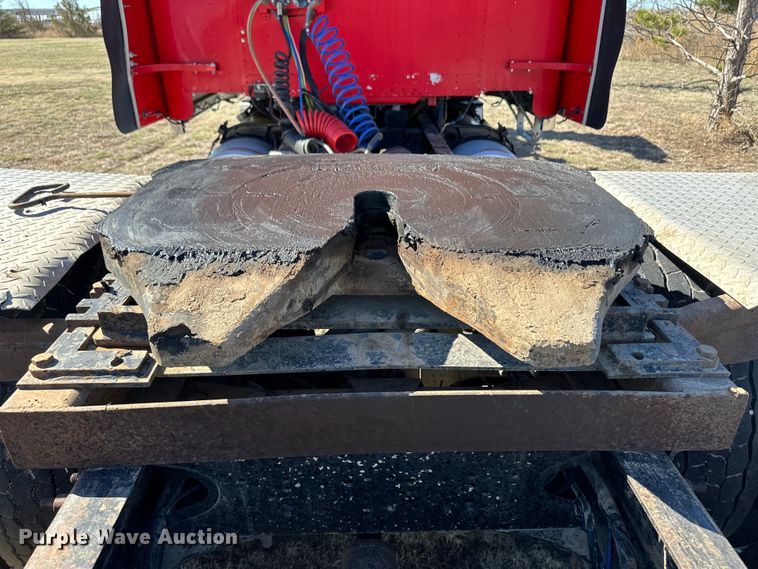 image for item OI9339 2003 Freightliner FLD semi truck