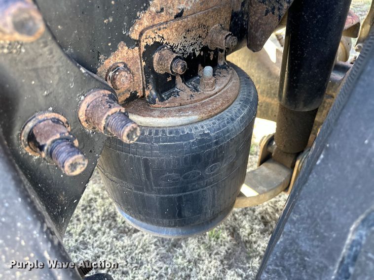 image for item OI9339 2003 Freightliner FLD semi truck