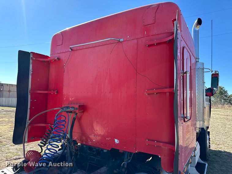 image for item OI9339 2003 Freightliner FLD semi truck