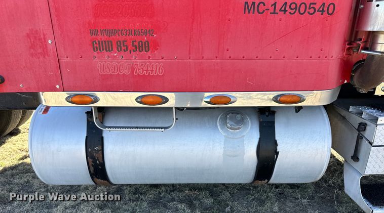 image for item OI9339 2003 Freightliner FLD semi truck