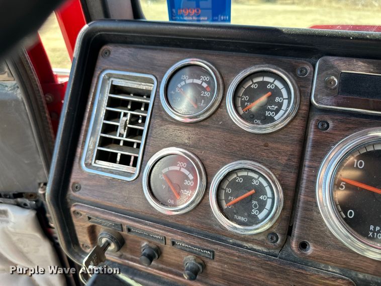 image for item OI9339 2003 Freightliner FLD semi truck