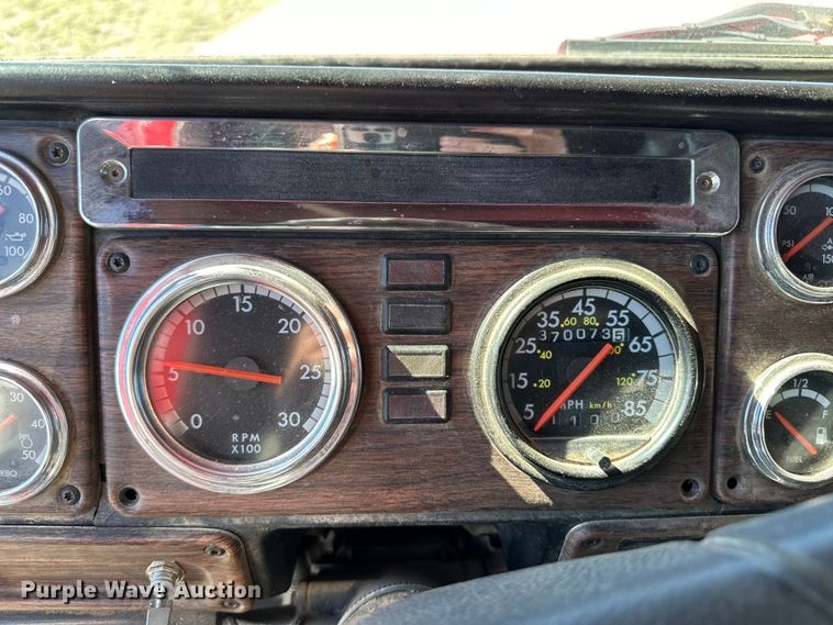 image for item OI9339 2003 Freightliner FLD semi truck