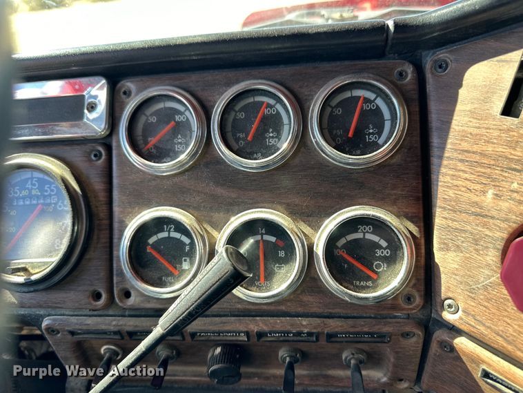 image for item OI9339 2003 Freightliner FLD semi truck