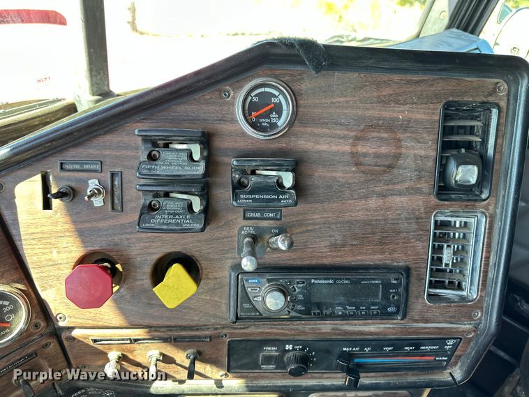 image for item OI9339 2003 Freightliner FLD semi truck