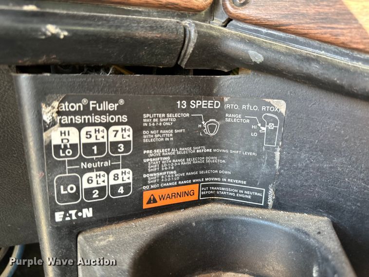 image for item OI9339 2003 Freightliner FLD semi truck