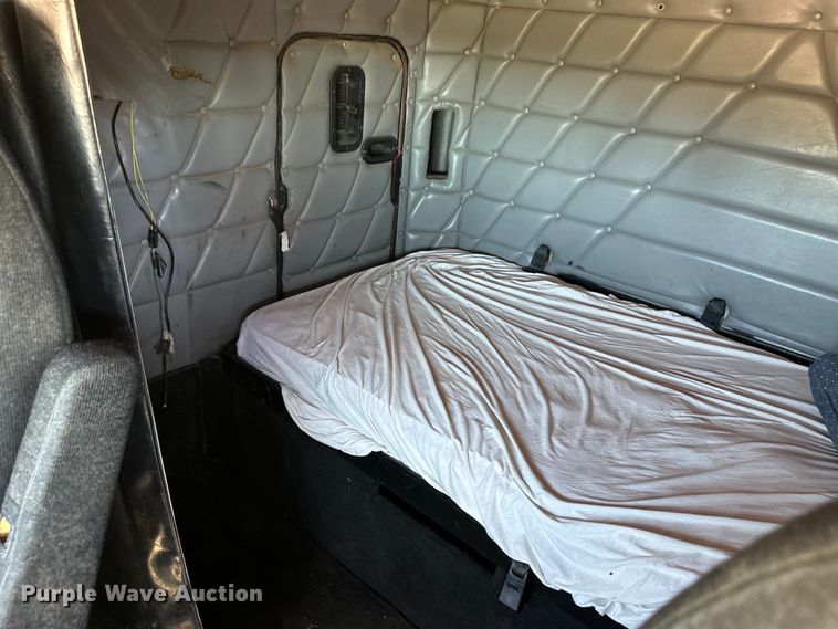 image for item OI9339 2003 Freightliner FLD semi truck