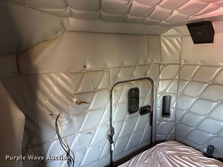 image for item OI9339 2003 Freightliner FLD semi truck