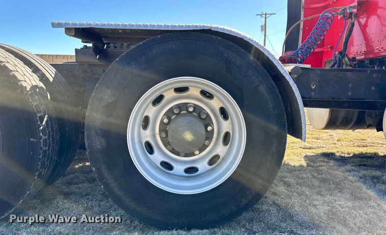 image for item OI9339 2003 Freightliner FLD semi truck