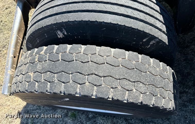 image for item OI9339 2003 Freightliner FLD semi truck