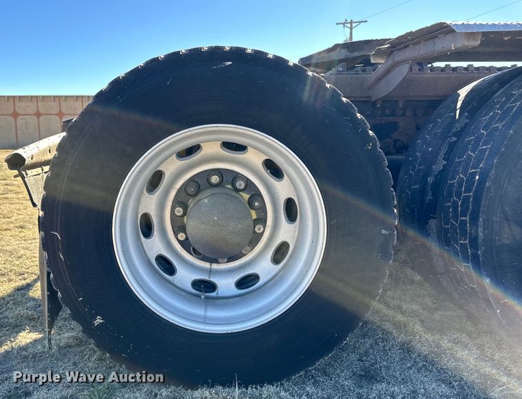 image for item OI9339 2003 Freightliner FLD semi truck