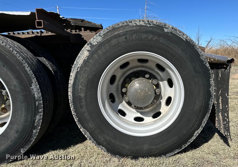 image for item OI9339 2003 Freightliner FLD semi truck