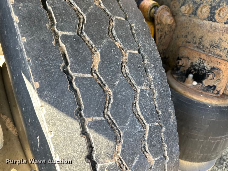 image for item OI9339 2003 Freightliner FLD semi truck