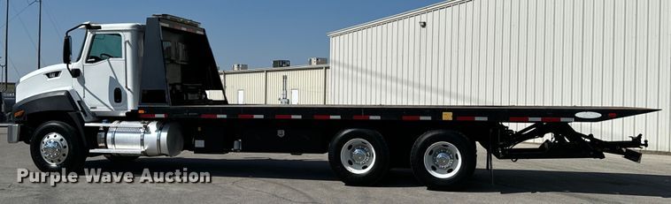 image for item OJ9671 2015 Caterpillar CT600S rollback truck