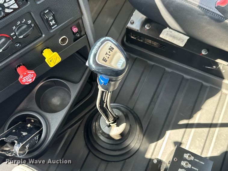 image for item OJ9671 2015 Caterpillar CT600S rollback truck