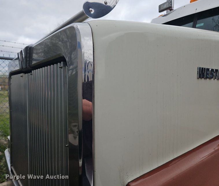 image for item OK9857 2000 Western Star 4900 semi truck