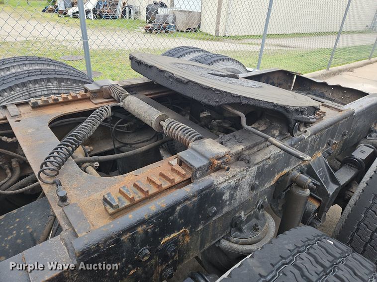 image for item OK9857 2000 Western Star 4900 semi truck