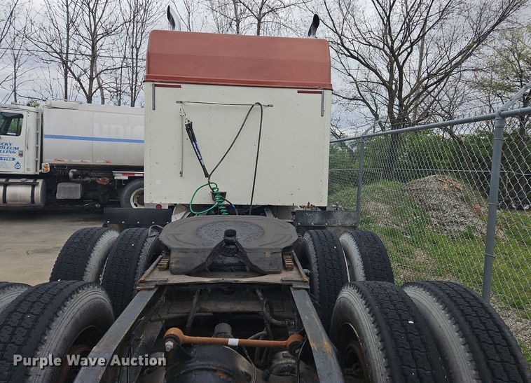 image for item OK9857 2000 Western Star 4900 semi truck