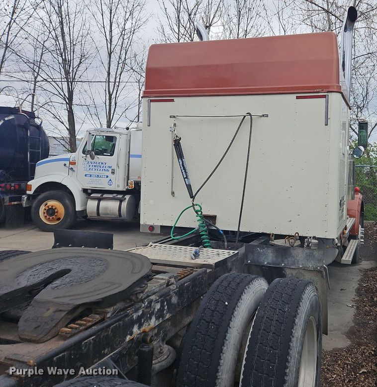 image for item OK9857 2000 Western Star 4900 semi truck