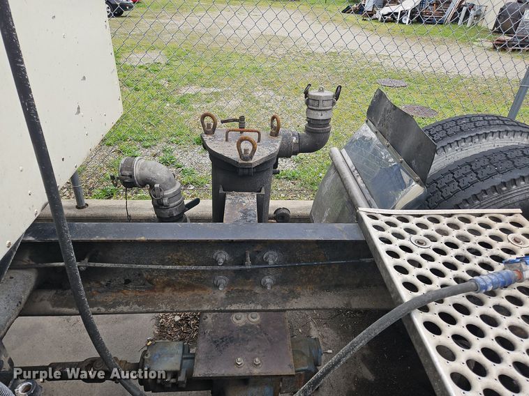 image for item OK9857 2000 Western Star 4900 semi truck