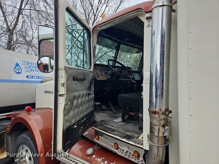 image for item OK9857 2000 Western Star 4900 semi truck