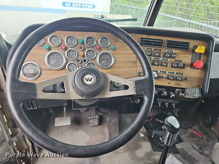 image for item OK9857 2000 Western Star 4900 semi truck