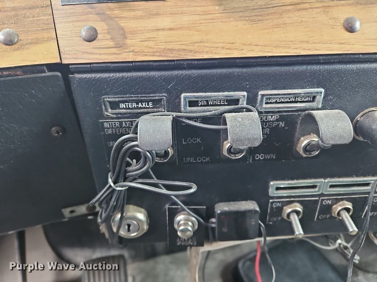 image for item OK9857 2000 Western Star 4900 semi truck