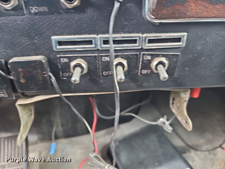 image for item OK9857 2000 Western Star 4900 semi truck