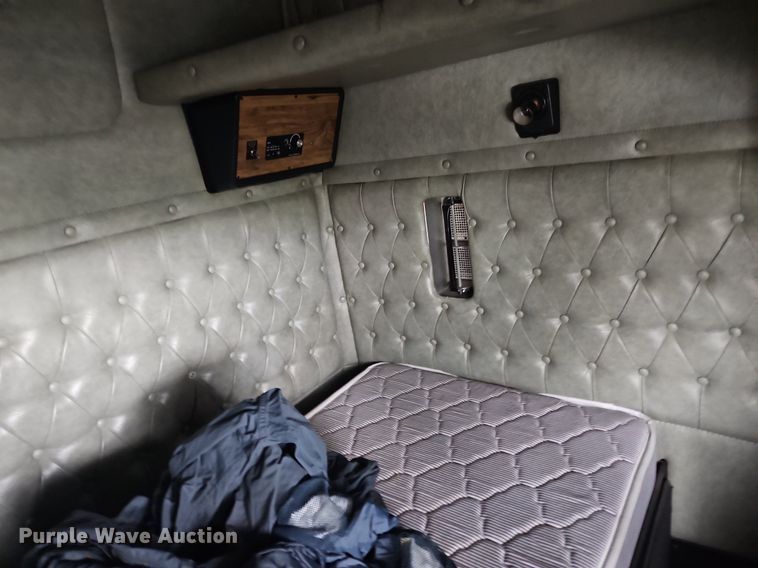 image for item OK9857 2000 Western Star 4900 semi truck