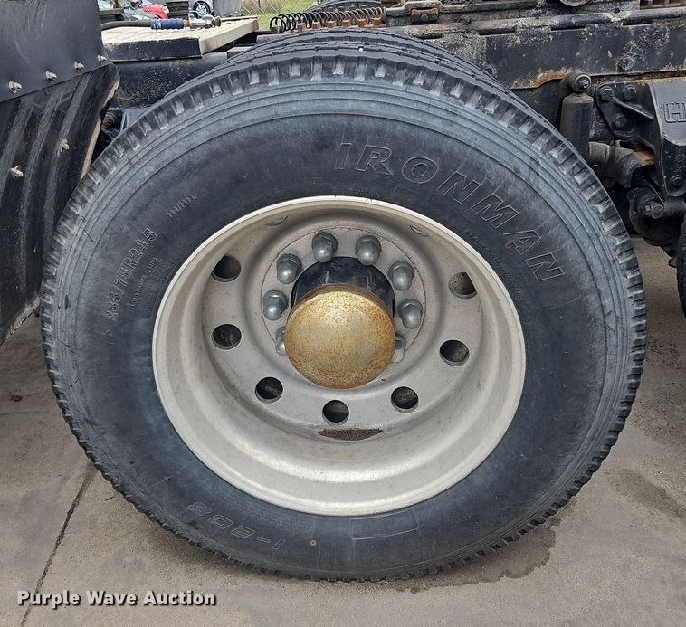 image for item OK9857 2000 Western Star 4900 semi truck