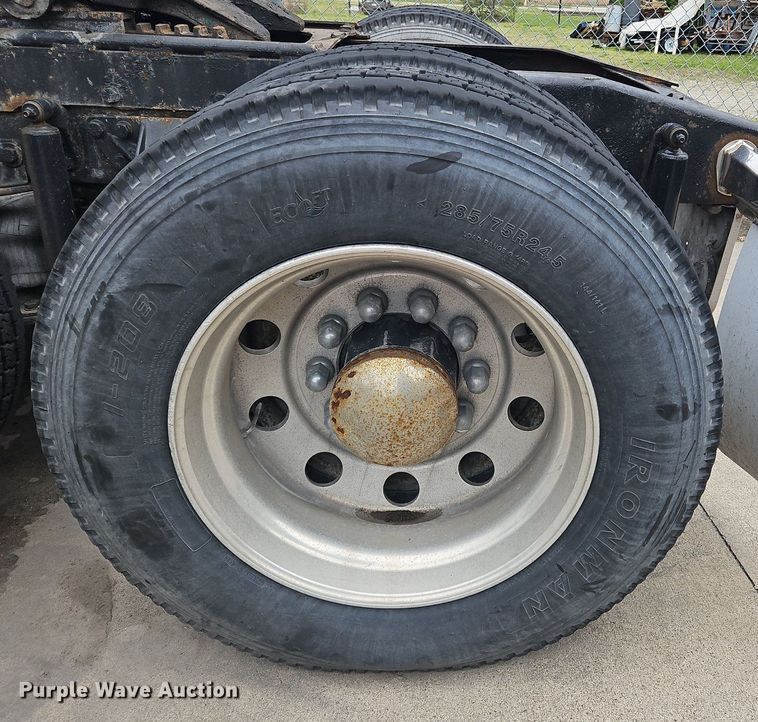 image for item OK9857 2000 Western Star 4900 semi truck