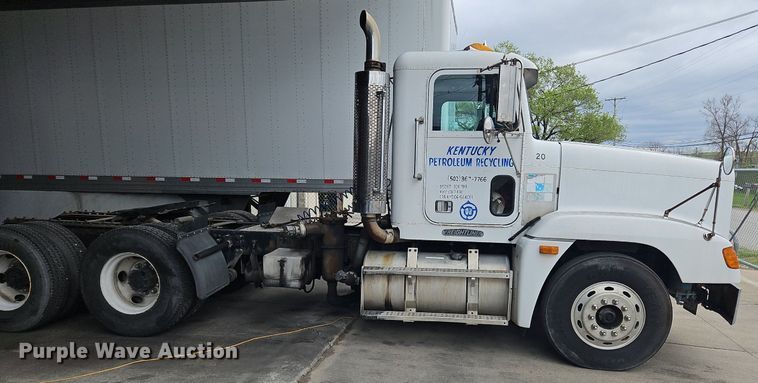 image for item OK9858 1995 Freightliner  FLD120 semi truck