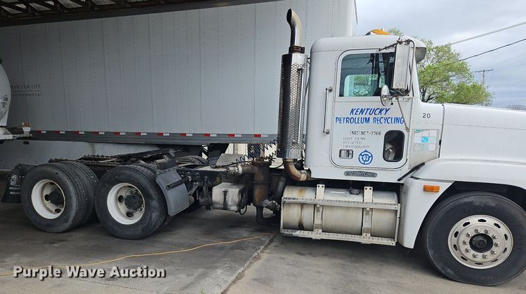 image for item OK9858 1995 Freightliner  FLD120 semi truck