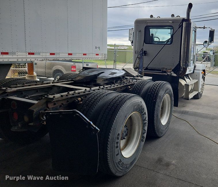 image for item OK9858 1995 Freightliner  FLD120 semi truck