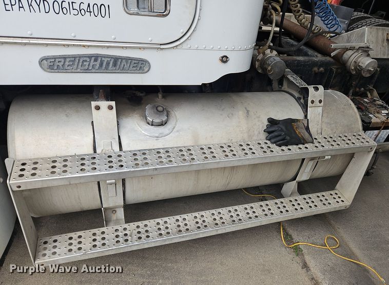 image for item OK9858 1995 Freightliner  FLD120 semi truck