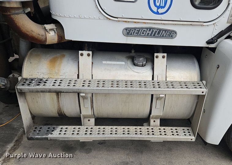 image for item OK9858 1995 Freightliner  FLD120 semi truck