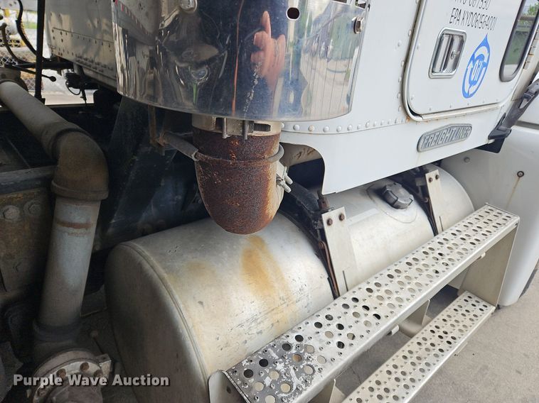 image for item OK9858 1995 Freightliner  FLD120 semi truck