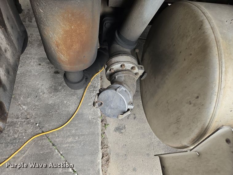 image for item OK9858 1995 Freightliner  FLD120 semi truck