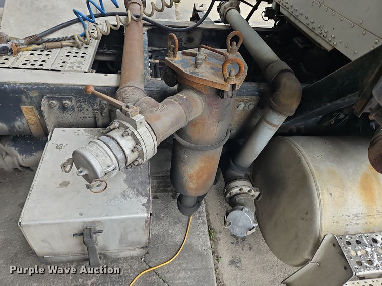 image for item OK9858 1995 Freightliner  FLD120 semi truck