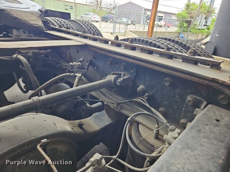 image for item OK9858 1995 Freightliner  FLD120 semi truck