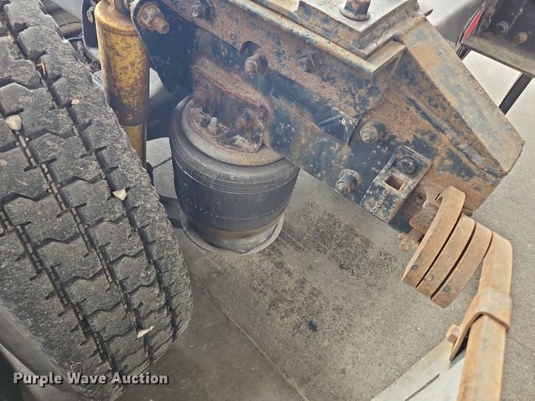 image for item OK9858 1995 Freightliner  FLD120 semi truck