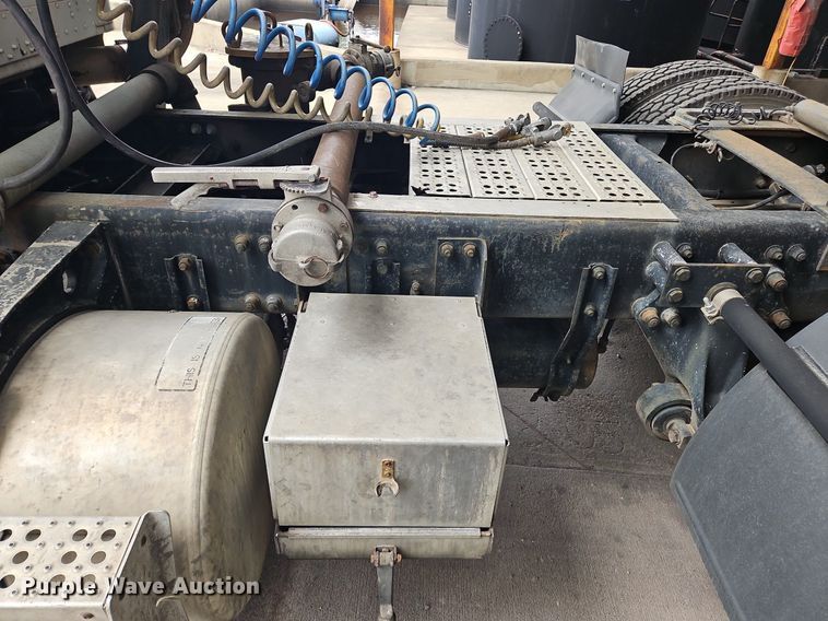 image for item OK9858 1995 Freightliner  FLD120 semi truck