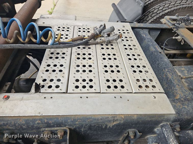 image for item OK9858 1995 Freightliner  FLD120 semi truck