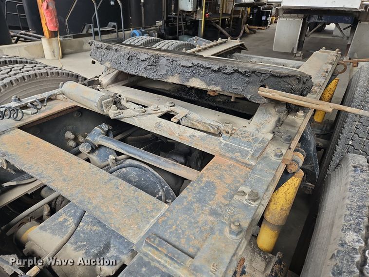 image for item OK9858 1995 Freightliner  FLD120 semi truck