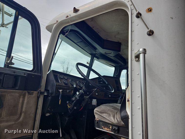 image for item OK9858 1995 Freightliner  FLD120 semi truck