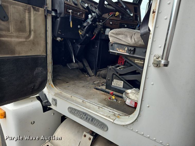 image for item OK9858 1995 Freightliner  FLD120 semi truck