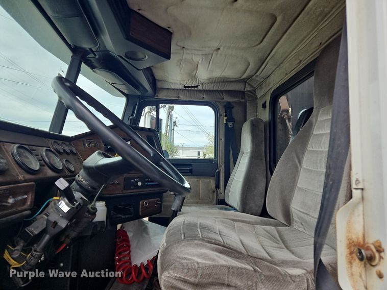 image for item OK9858 1995 Freightliner  FLD120 semi truck