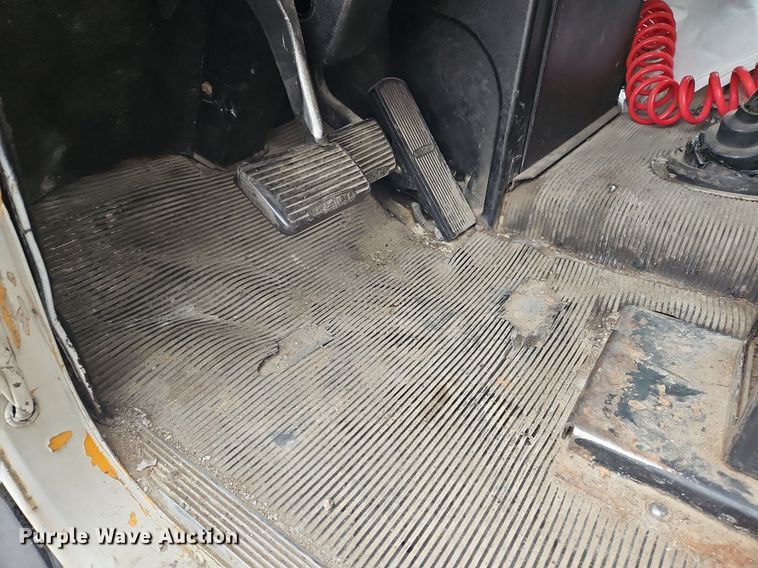 image for item OK9858 1995 Freightliner  FLD120 semi truck