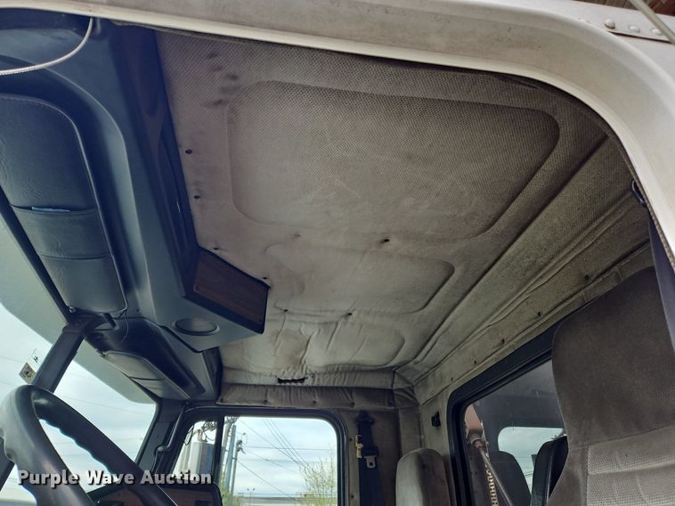 image for item OK9858 1995 Freightliner  FLD120 semi truck