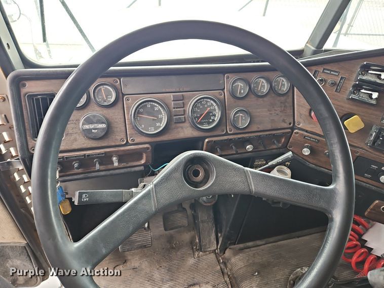 image for item OK9858 1995 Freightliner  FLD120 semi truck